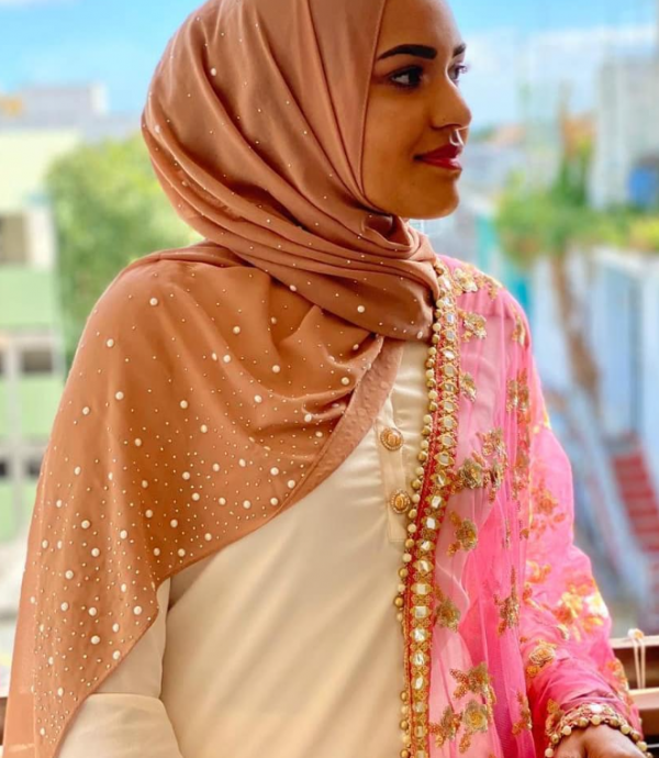 Hijab dengan hiasan kristal